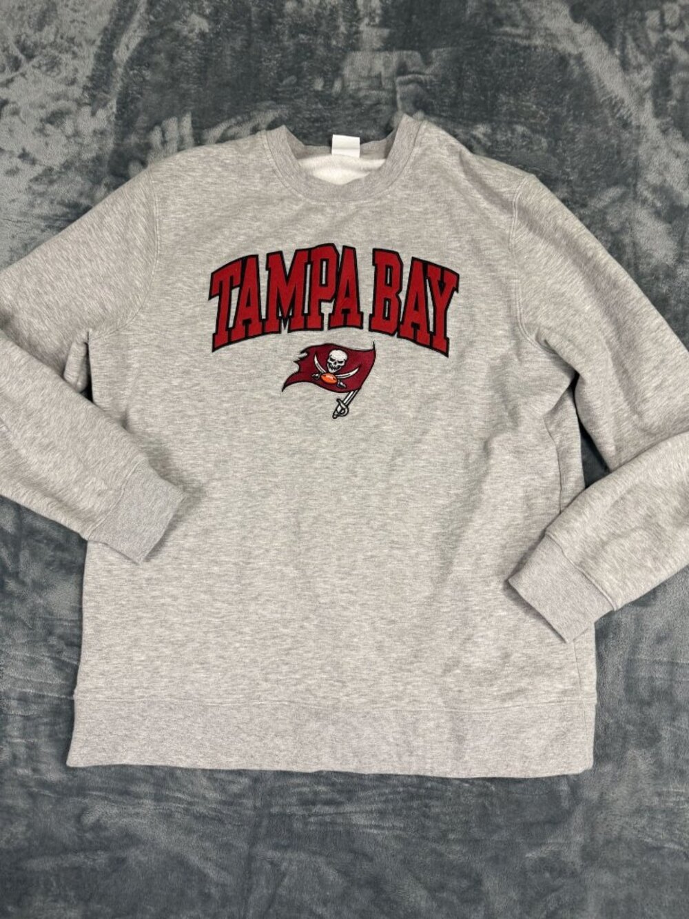 Tampa Bay Buccaneers NFL Team Apparel Gray Crewneck Sweatshirt Size L